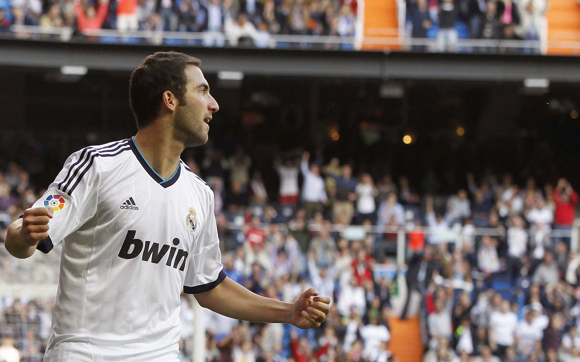 “高新体育中心健力赛：冠军之争白热化，选手拼尽全力”